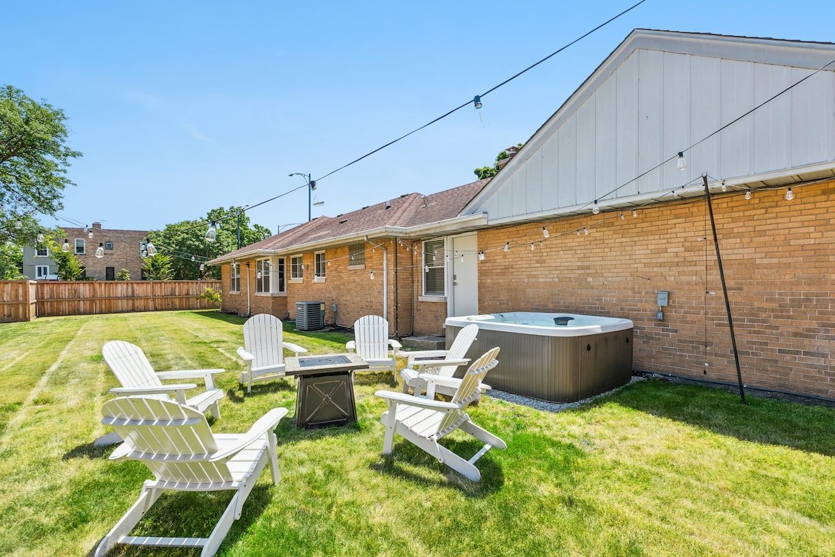Andersonville Home for Groups! Hot Tub Yard Garage gallery image 3