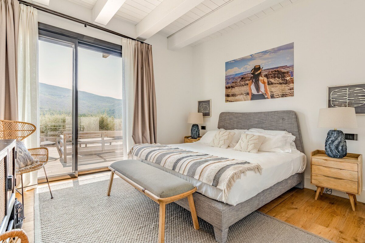 Luxe Villa With Hot Tub Terrace (2A) gallery image 5