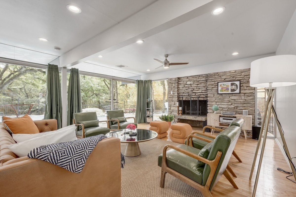 Luxurious Relaxing Getaway w/ Pool, Lush Gardens! gallery image 2