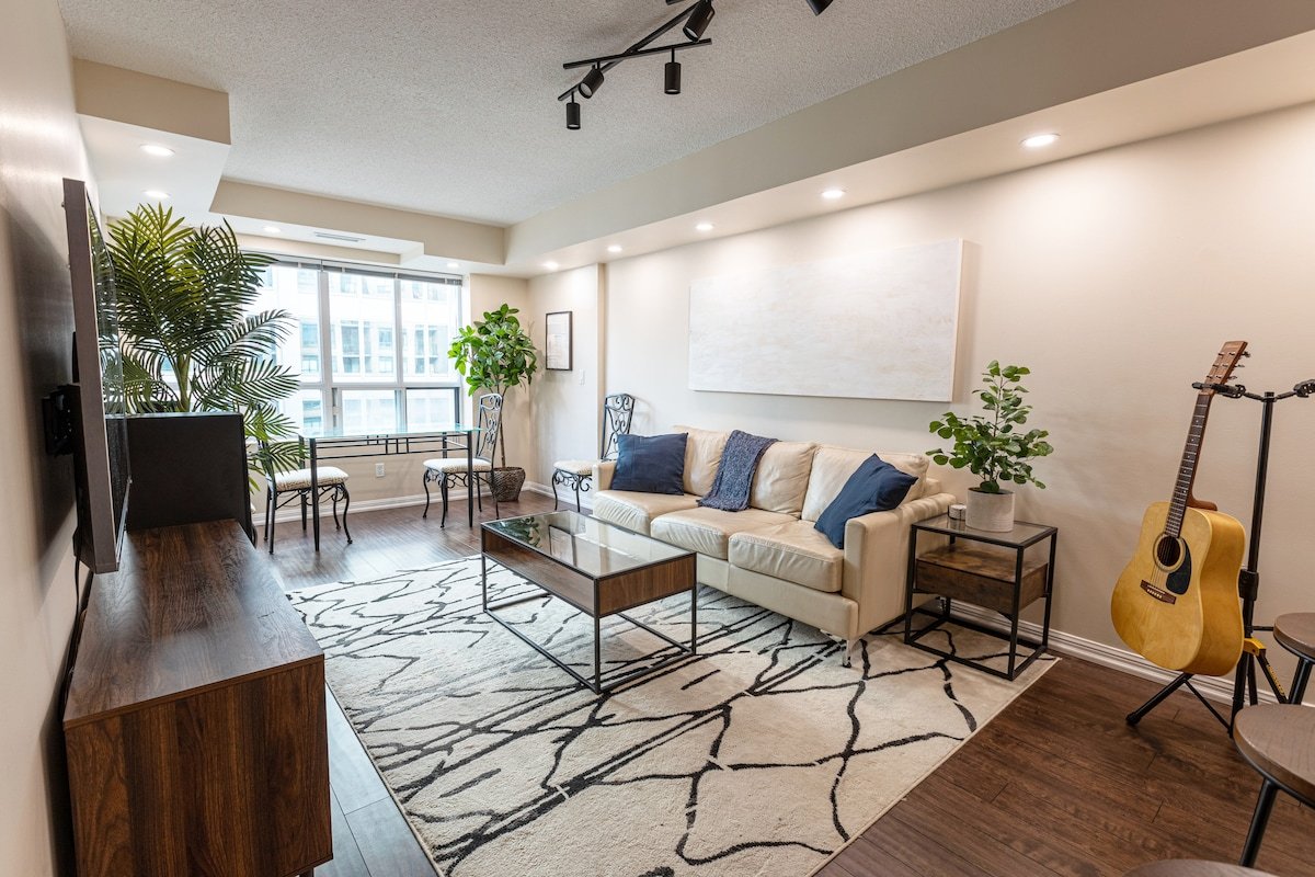 Stylish 2 Bedroom w/Free Parking – 1 min to Subway gallery image 2