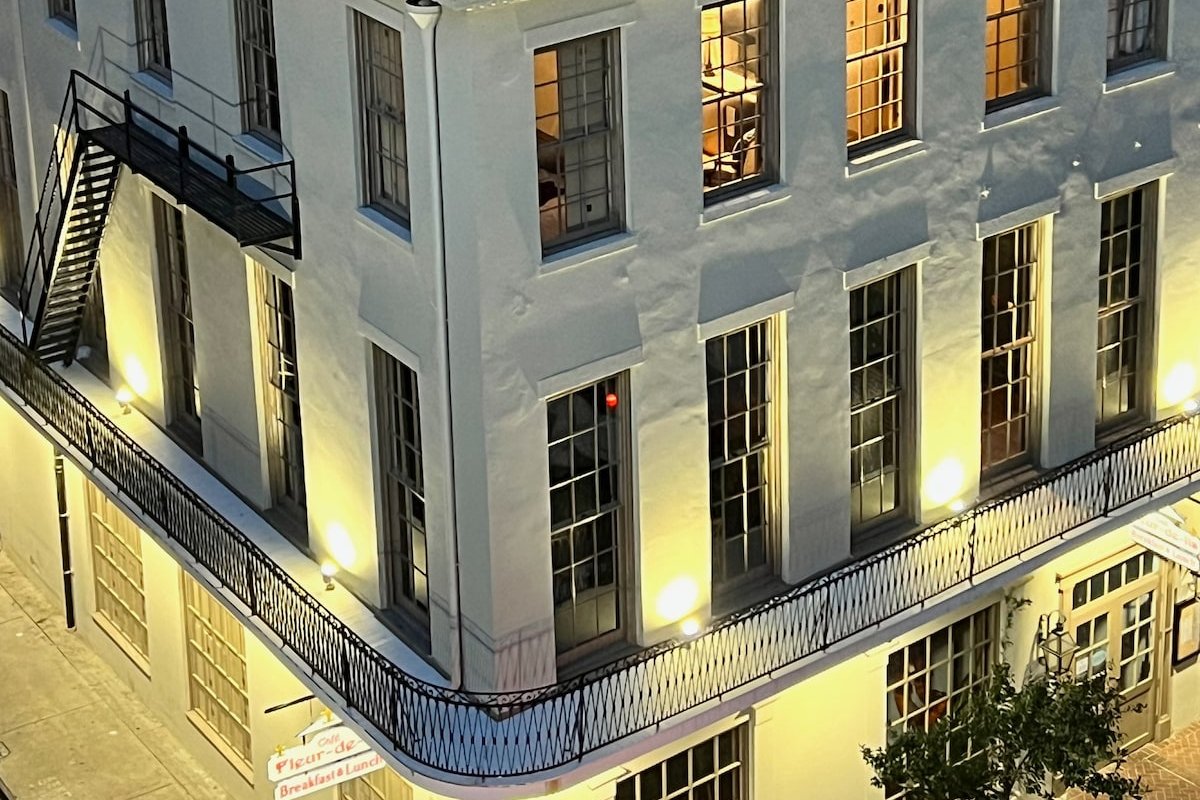 Vacation rental w/ Party Rooftop- Block to Parades gallery image 4