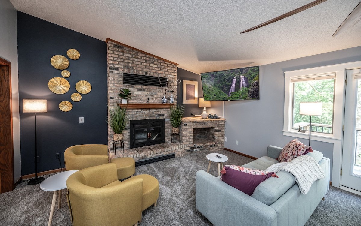 The Spacious Minnetonka 5BR Retreat Cable Lux Life gallery image 3