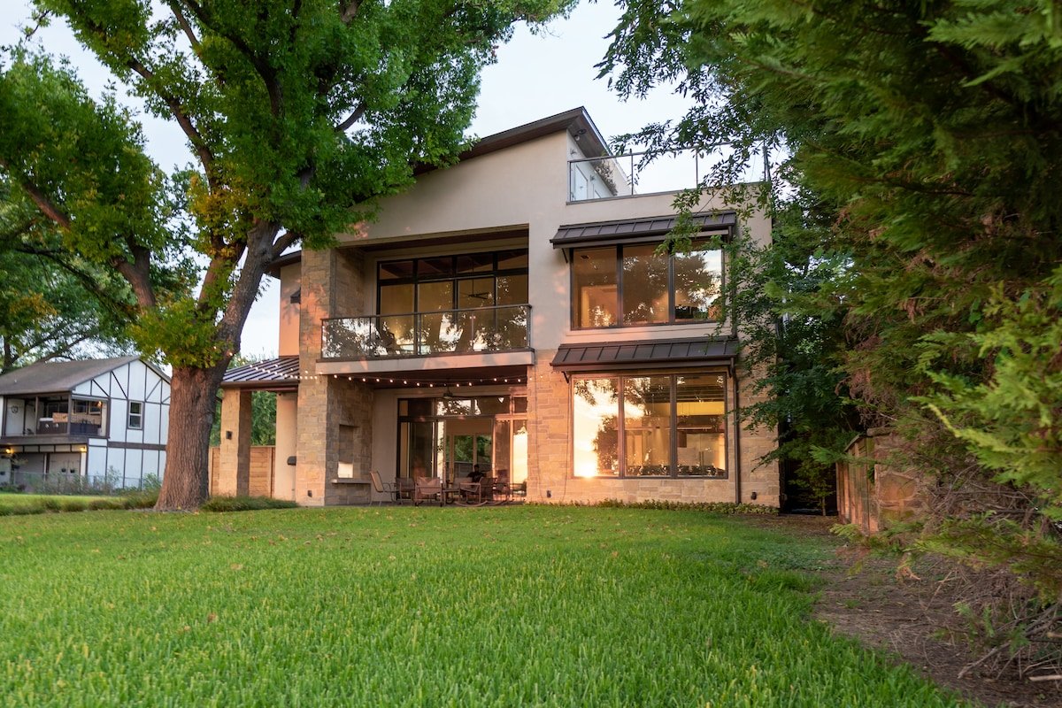 Lakeside Retreat 4BR/4BA Stunning Sunsets Sleeps 8 gallery image 2