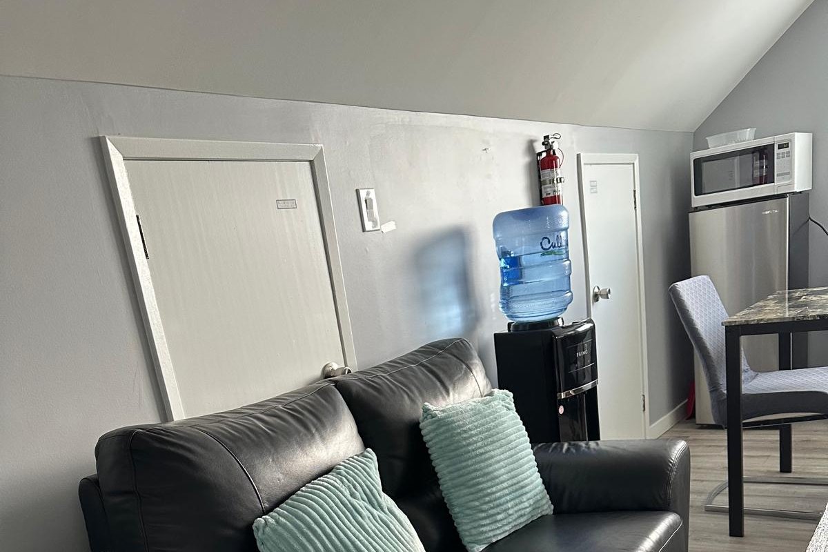 Spotless 4 bedrooms , 4 Beds, Sleep 8 in Winnipeg gallery image 3