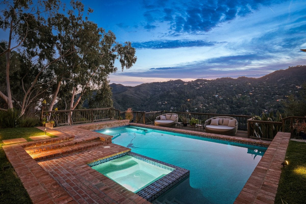 Private oasis with stunning views gallery image 3