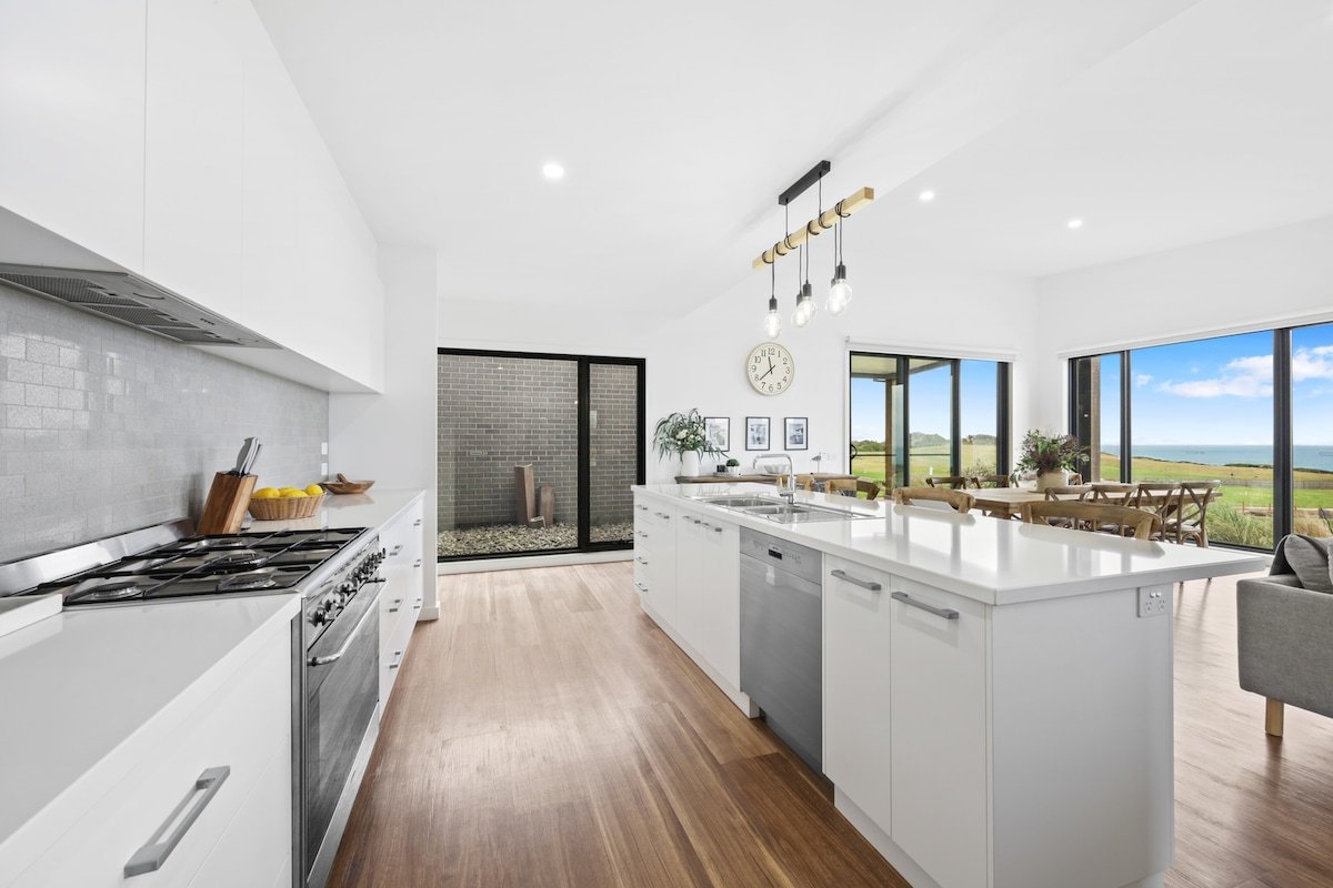 Luxury 4 br house with sea views gallery image 5