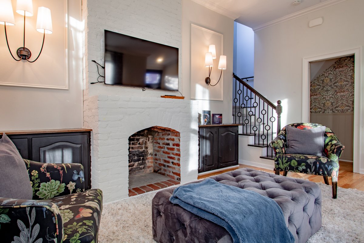 Exceptional Designer Victorian / Near METRO Subway