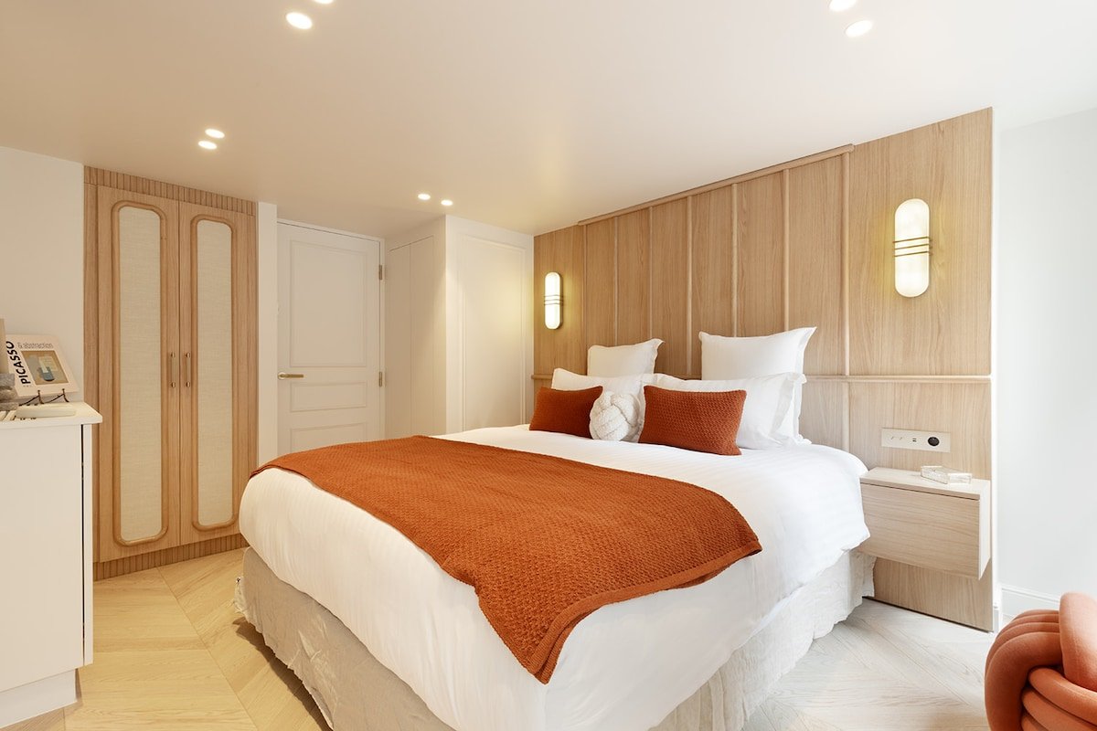 An Exclusive 3-BR/3BA with Services in Louvre gallery image 2