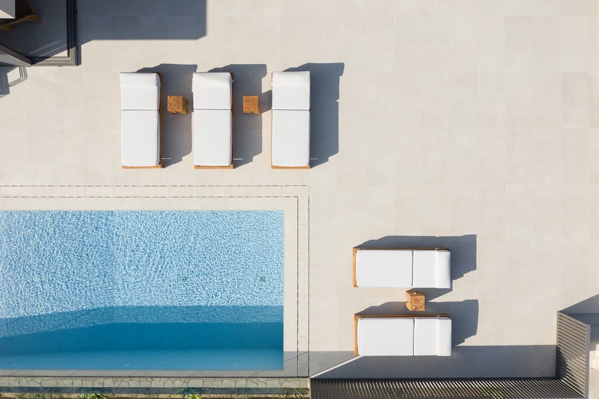 Athina Luxury Villa, with Pool & Walk to the Beach gallery image 5