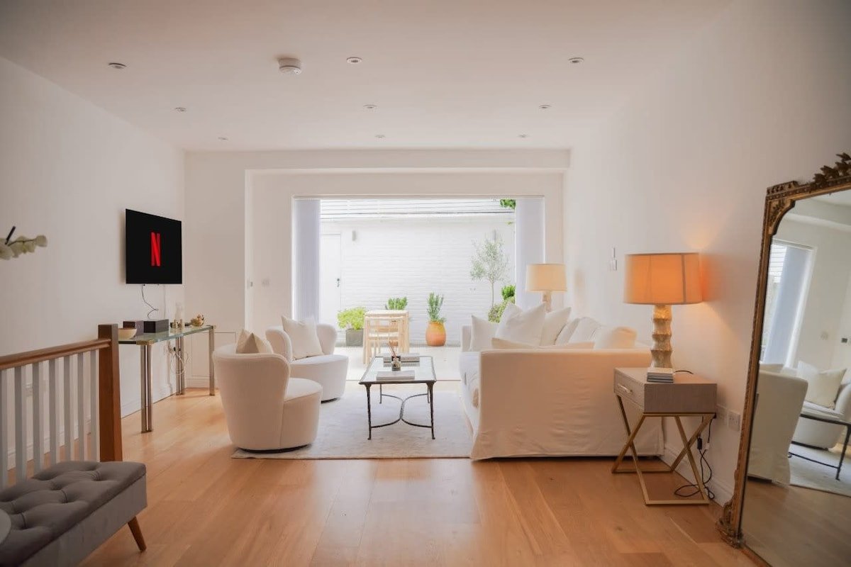 The Prestigious Residence with Modern Elegance gallery image 2