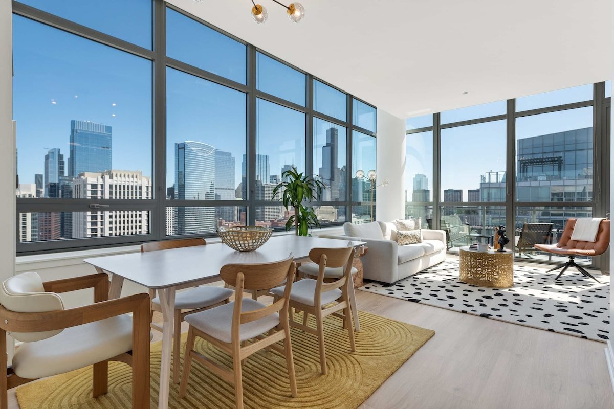 Sky-High 3BR Penthouse in West Loop gallery image 2