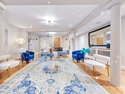 ULTRA MASSiVE House in HYDE PARK