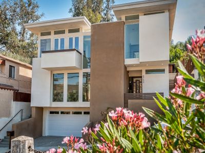 Stunning New Modern in Hollywood Hills!