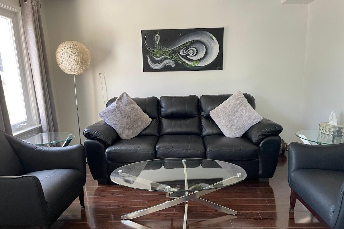 Cozy Home + Large backyard, 20mins from DT! gallery image 4