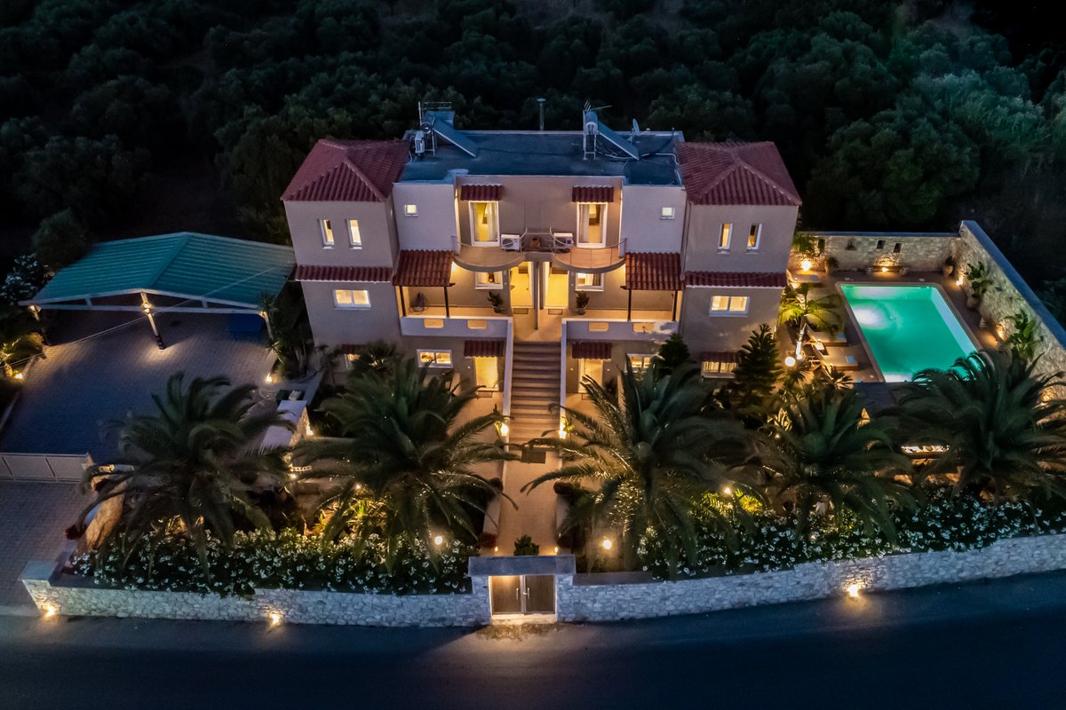 Villa Evie’s-4 Apt’s -6 Bdr- Free Heated pool-BBQ