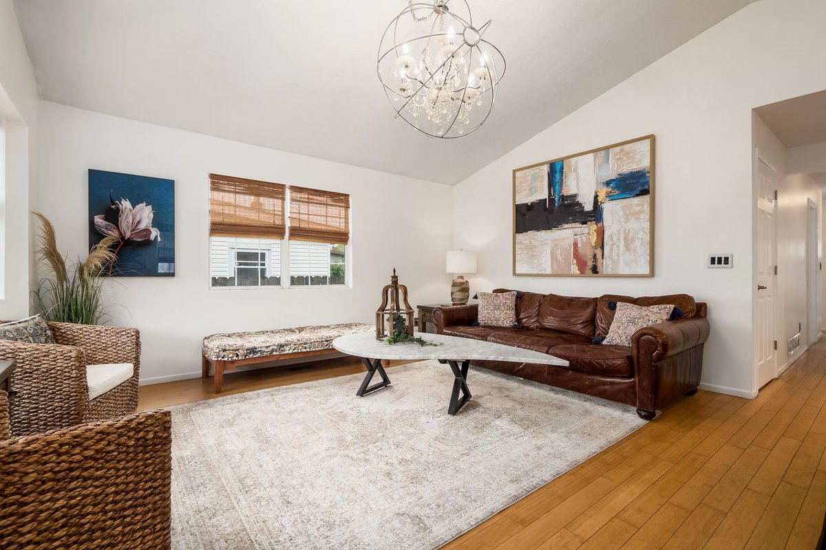 Bungalow in the Heart of Victorian Village