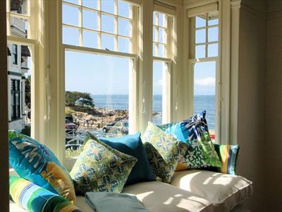 3118 Yellow House Main – Walk to the Aquarium!