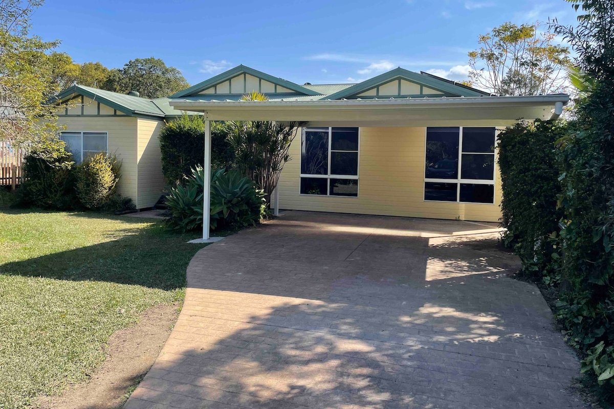 5 Bedroom house with a pool, deck and amazing view gallery image 4