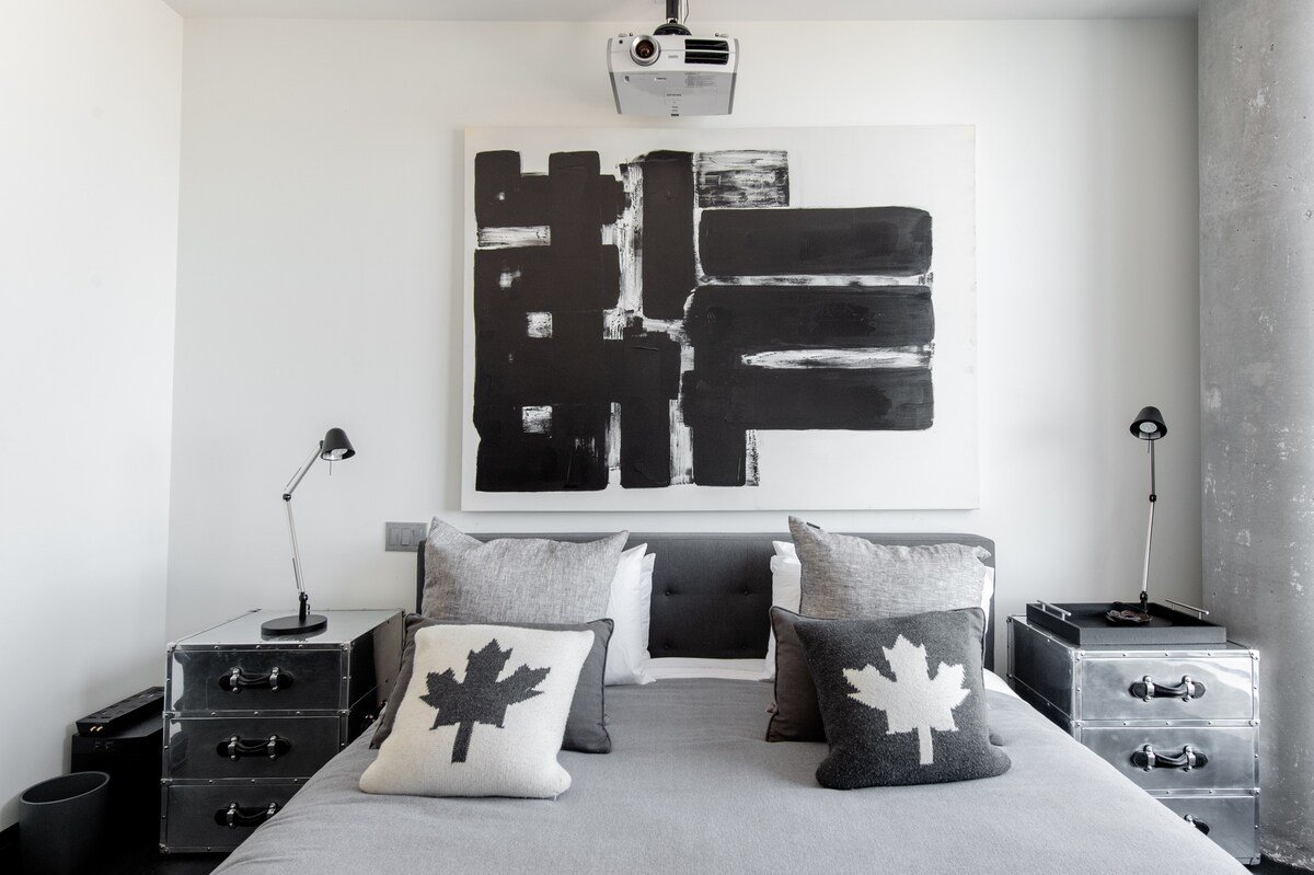 Corner Penthouse with Skyline and Lake View! gallery image 4