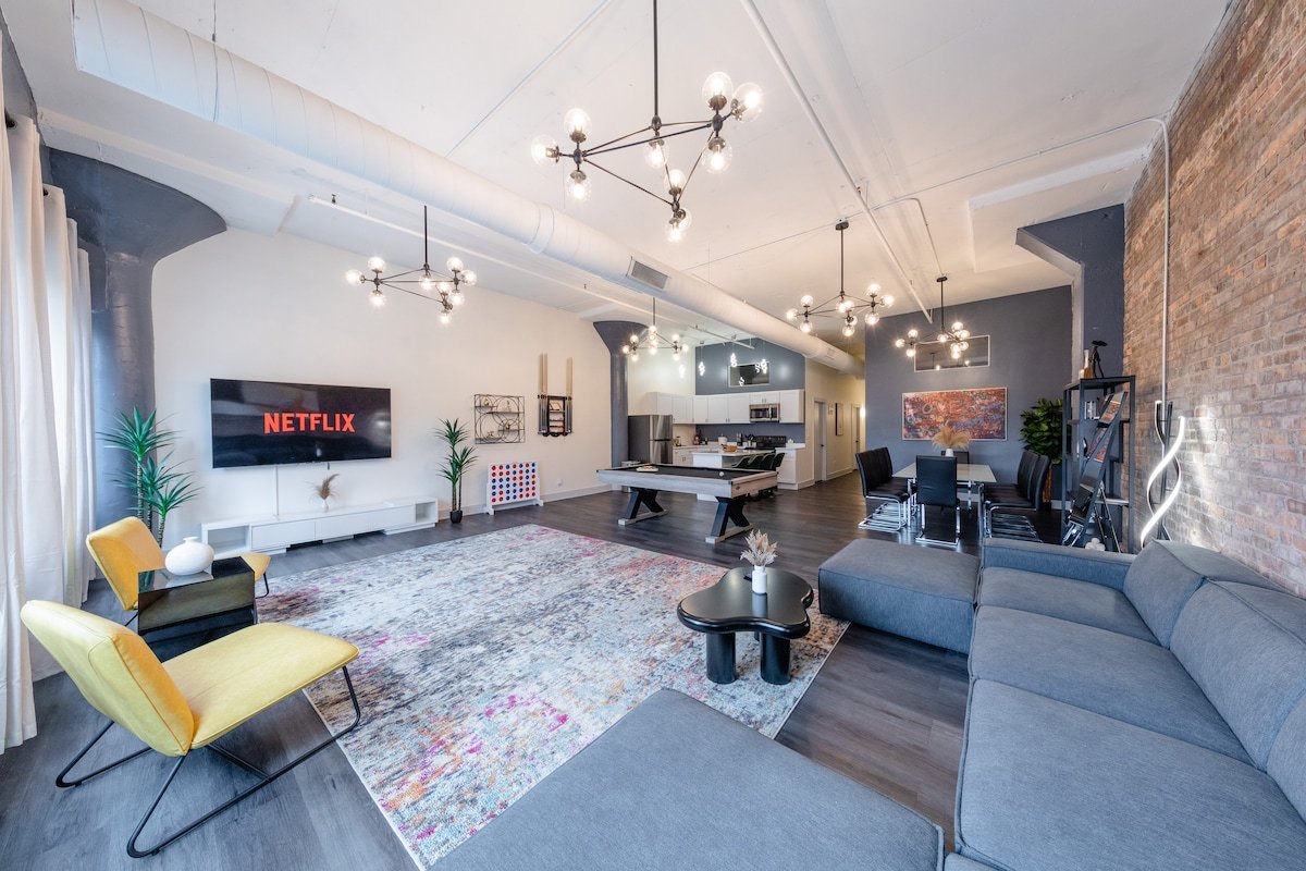 Spacious Luxury 6BR Suite w/ Jacuzzi & Pool Table gallery image 3