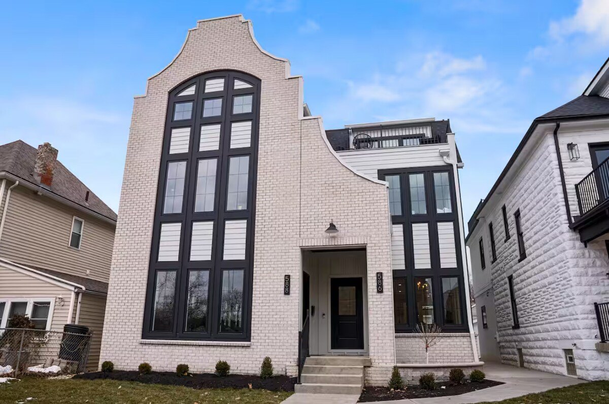 Newer Build- Luxury Spacious Home- 3 Living rooms gallery image 2