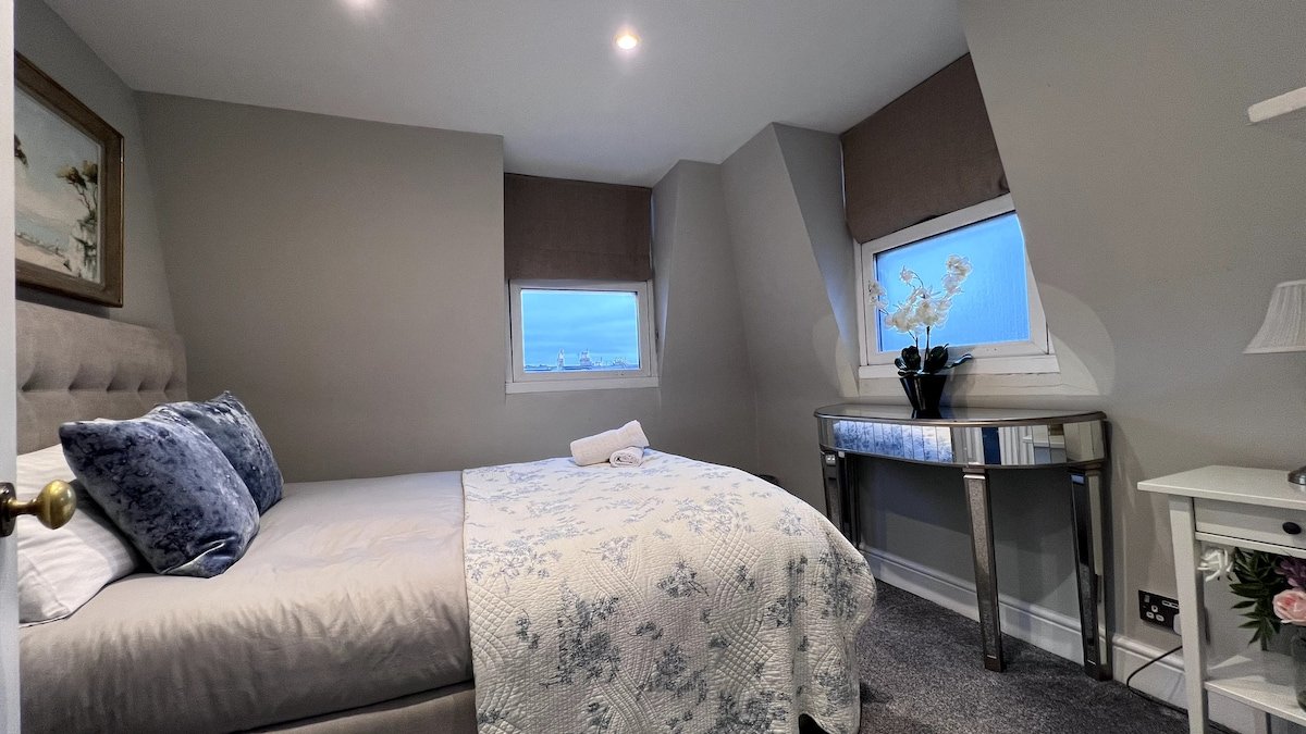 London Townhouse + AC. Putney Riverside. 5 Star gallery image 4