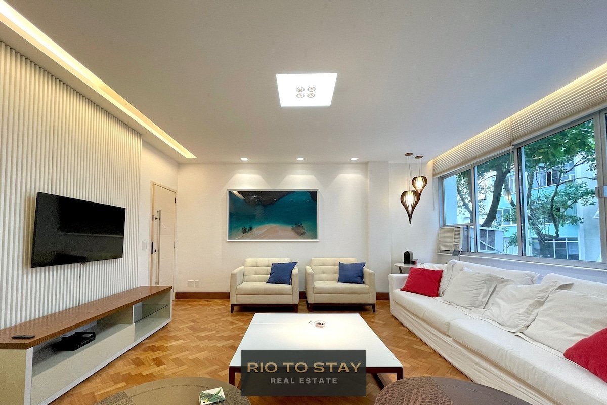 Spacious and modern next to Leblon beach! gallery image 2