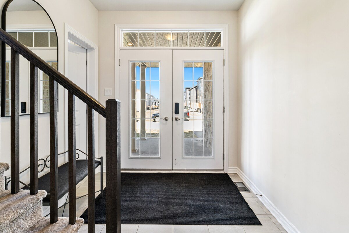 5 Bdrm Home | Parking | W&D | Queen Beds | SmartTV gallery image 2