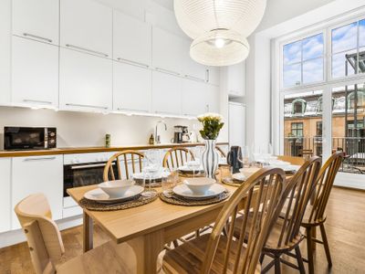 Family-Friendly 6 Bed Apt: City Center, Balcony