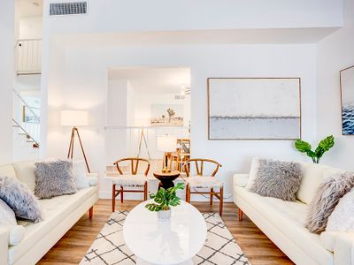 NEW FRESH 5bd/3BA Sparkling pool Vegas strip 7mins