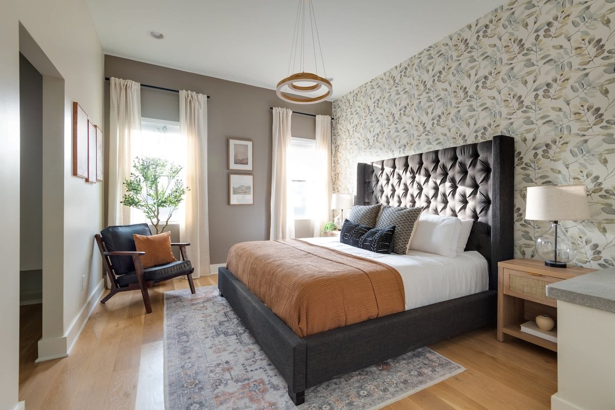 The Wrangler – Hot Tub, Minutes to Broadway gallery image 4