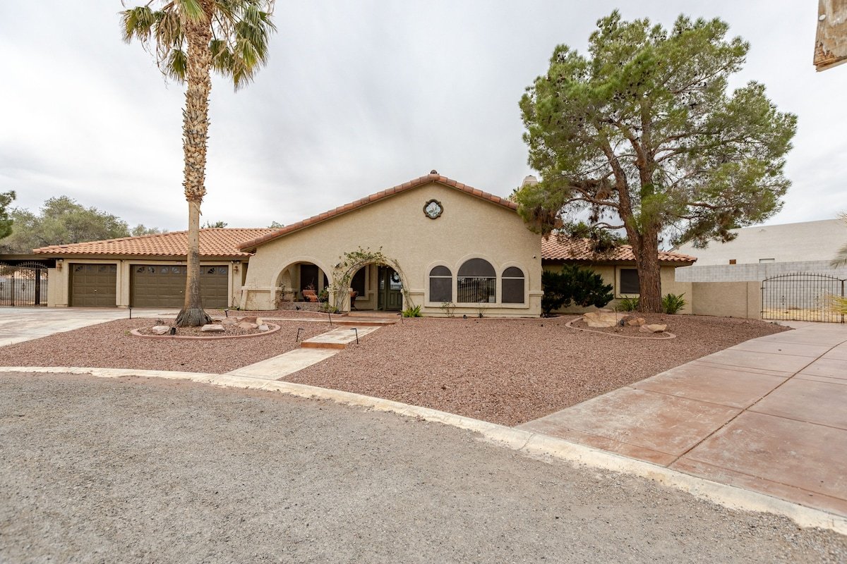 Dream Vegas home sleeps 15 private spa gallery image 3