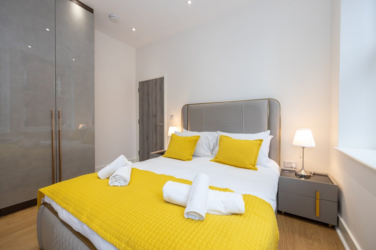 Stylish 2BD Apartment in China Town, Manchester gallery image 5