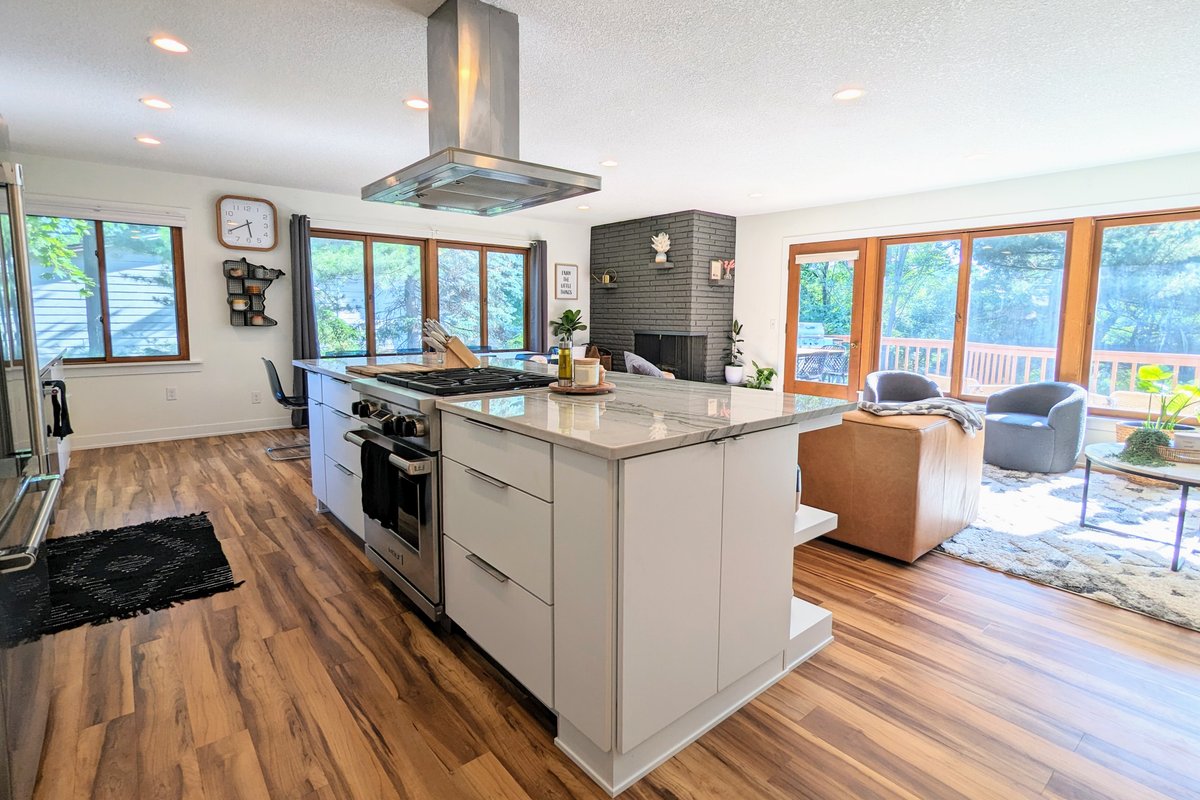 Sunset Shores – River View, King Beds, Soaker Tub