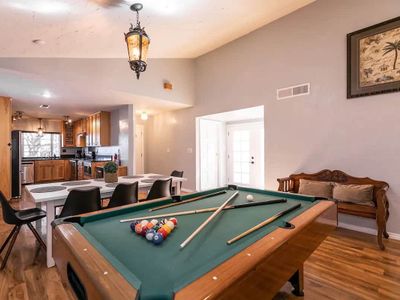 8 Mins to STRAT & Strip, 4BD/3BA, King Bed w/POOL