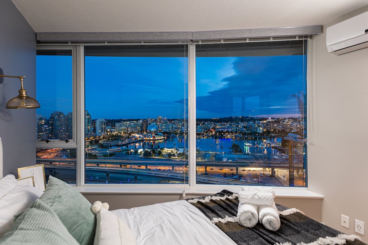 Stunning view! AC/Office/ Pool/Gym/Free parking gallery image 2