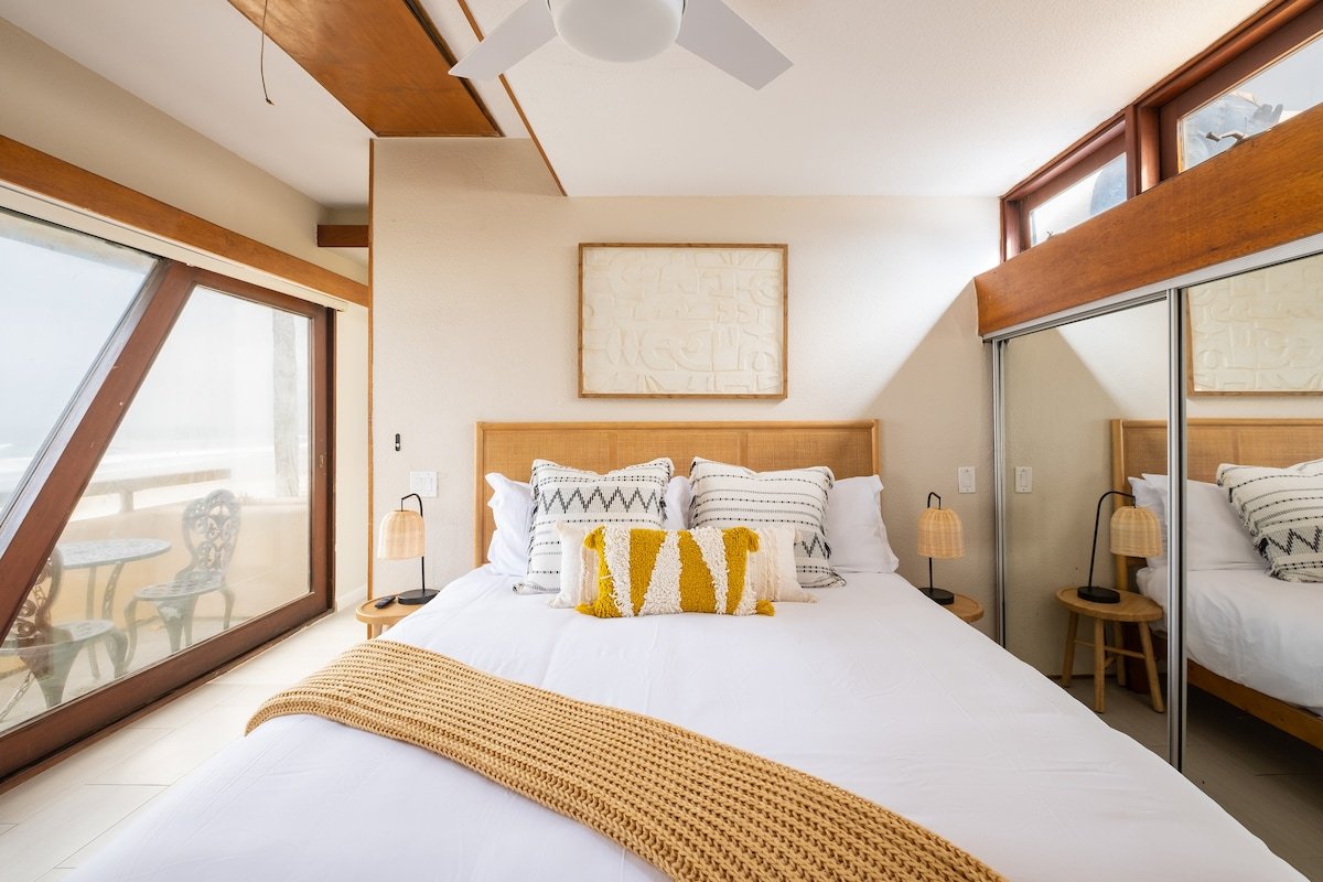 Luxe Oceanfront w/ HotTub | Icon of Mission Beach gallery image 3