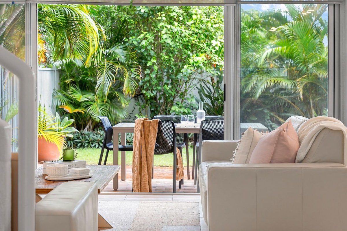 Le Court 4 – Noosa Beach, shops, surf gallery image 4