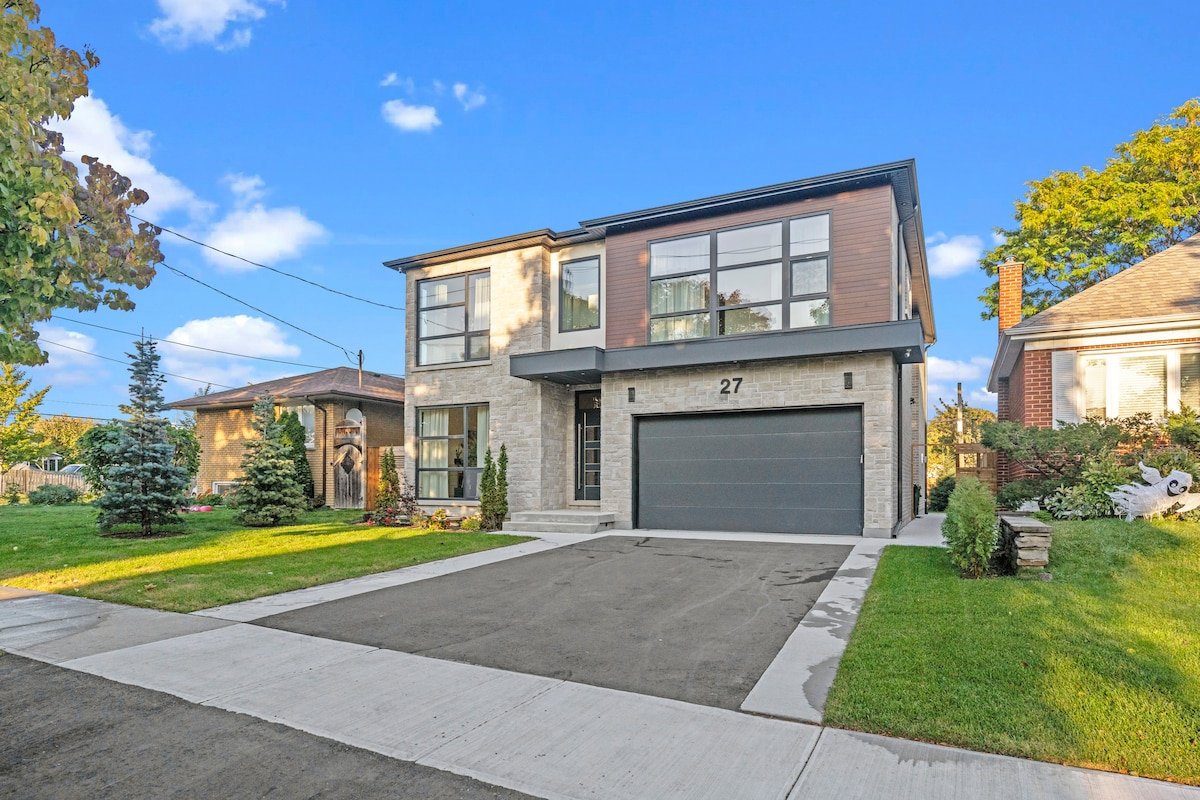 Spacious & Elegant Three Story 6 Bed Townhouse gallery image 2