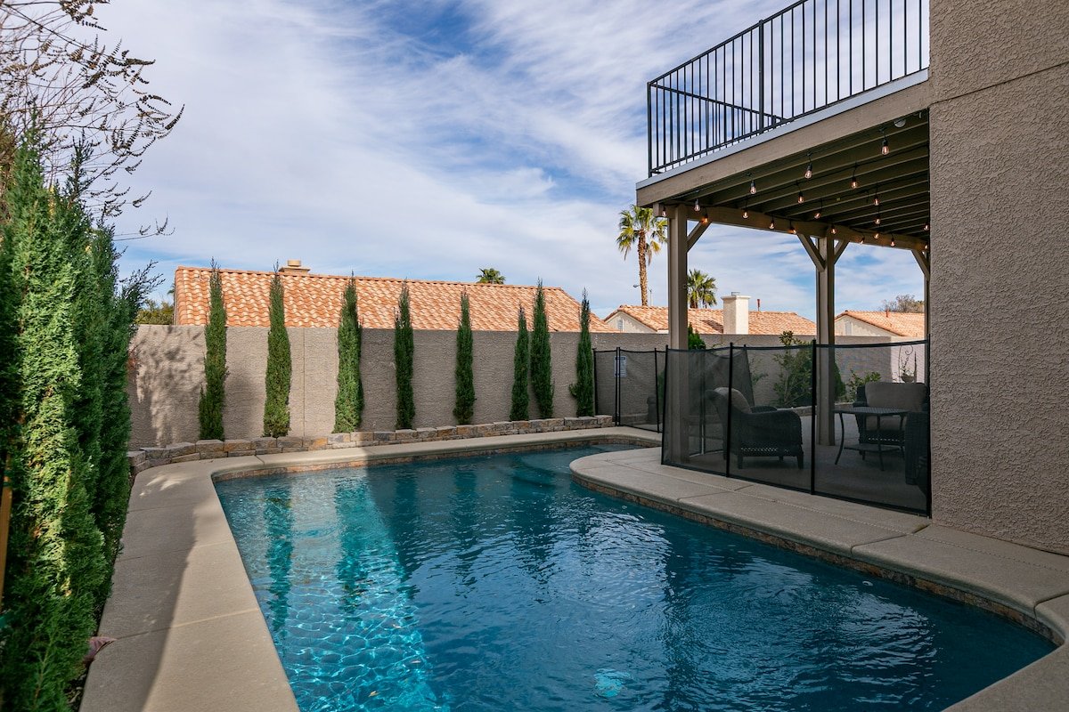 Spacious! 4BR, 3mi to airport! Strip views & Pool! gallery image 5