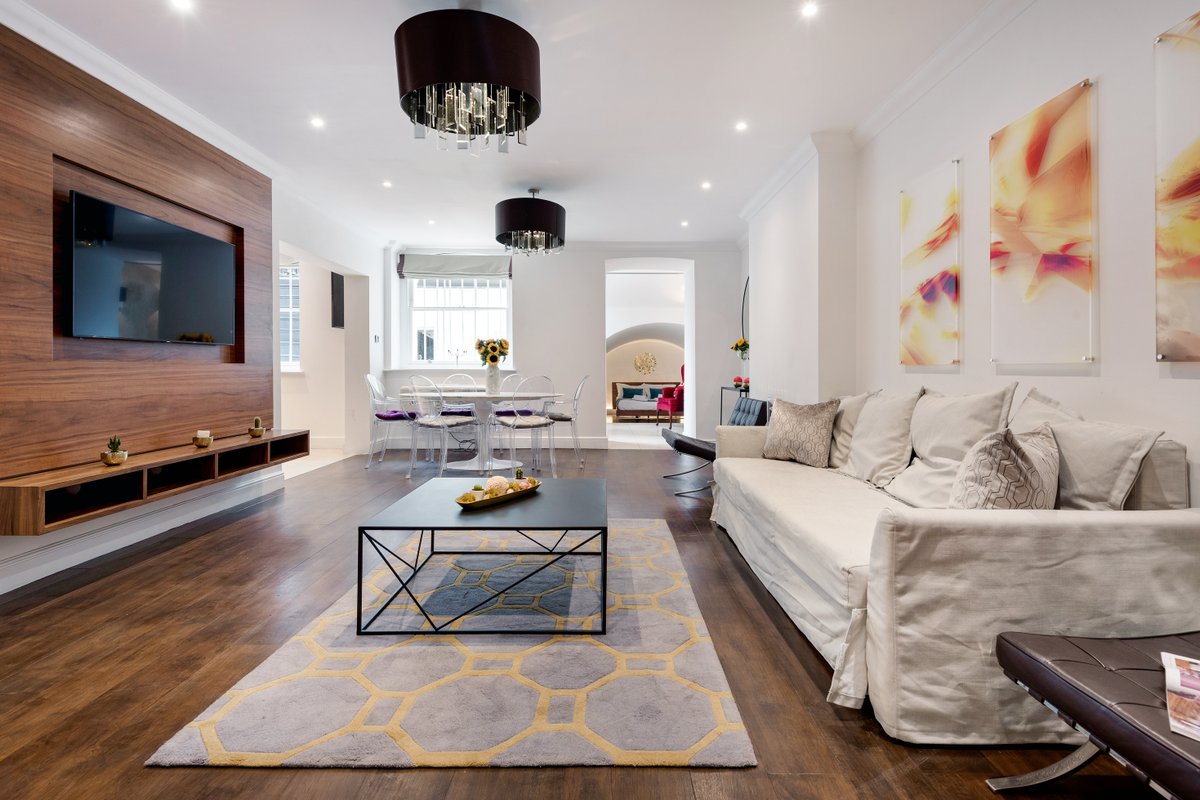 Stylish apartment with patio in central London