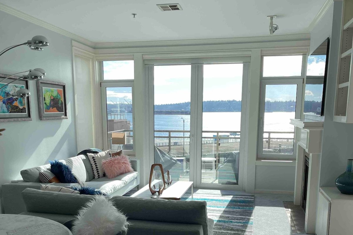 Gorgeous waterfront 2BR with designer furniture gallery image 3