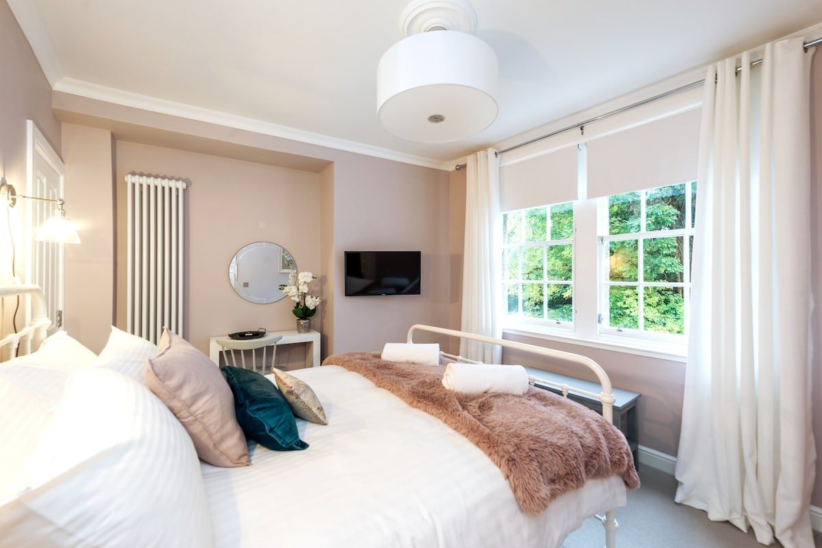 Grassmarket Luxury Penthouse Apartment gallery image 4