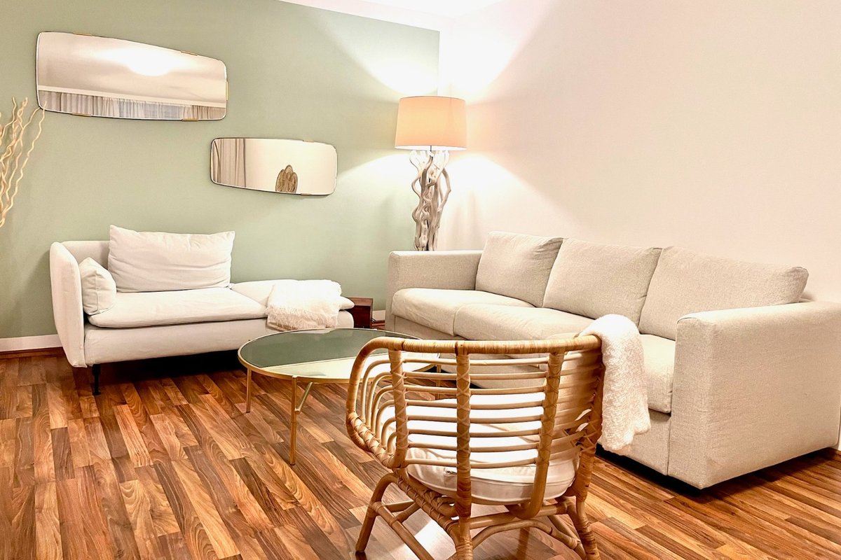 Luxury/ 6 rooms / 2 min metro & tram/ free parking