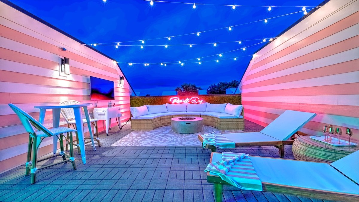 2 Huge Homes • 38 Beds • Game Room, Huge Hot Tubs gallery image 3