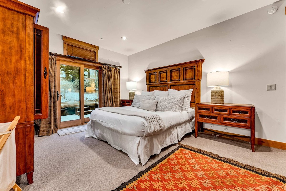 Northstar Ski-In/Ski-Out with Hot Tub & Views gallery image 4