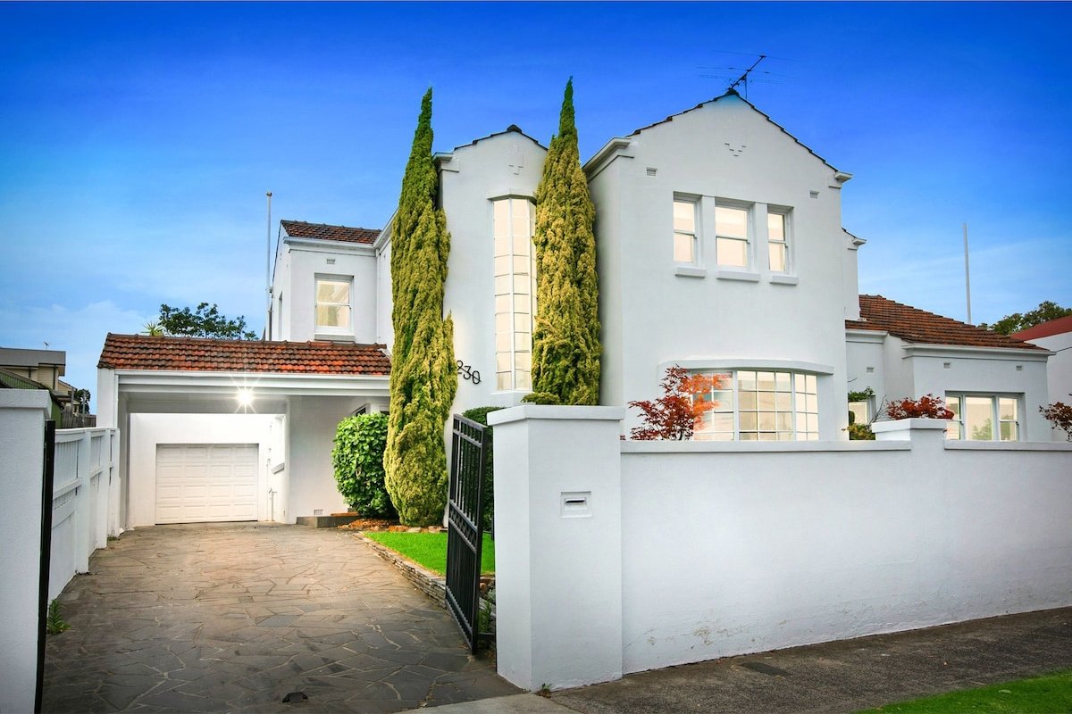 Cheerful 5 bedroom family home with pool gallery image 2