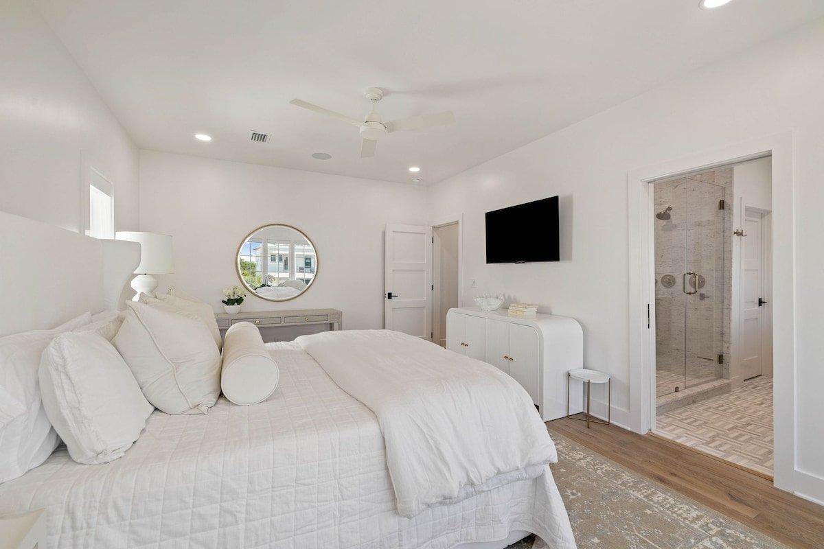 Sleeps 20! LakeFront! LSV, Pool,Walk 2 Beach, Pets gallery image 4