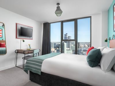 2 Bed Flat in City Centre with Gym, 24/7 Reception