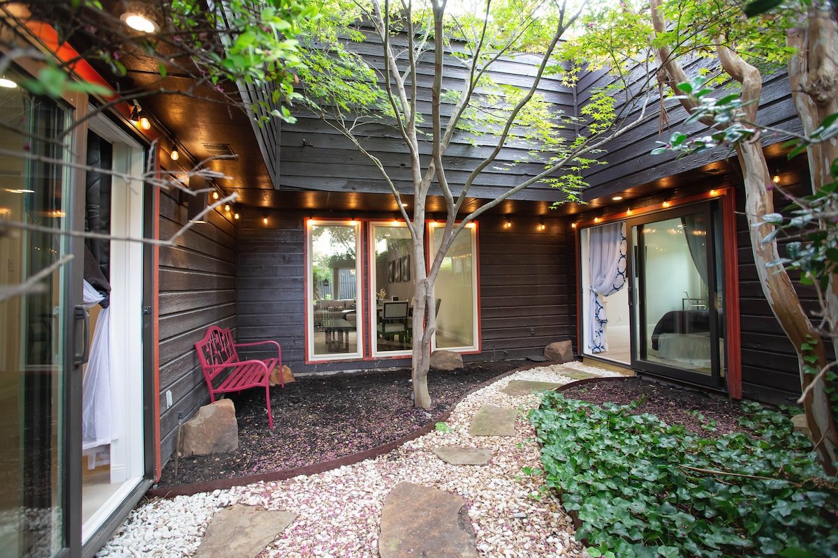 Spacious Home with Heated Pool & Billiard sleep 18 gallery image 3